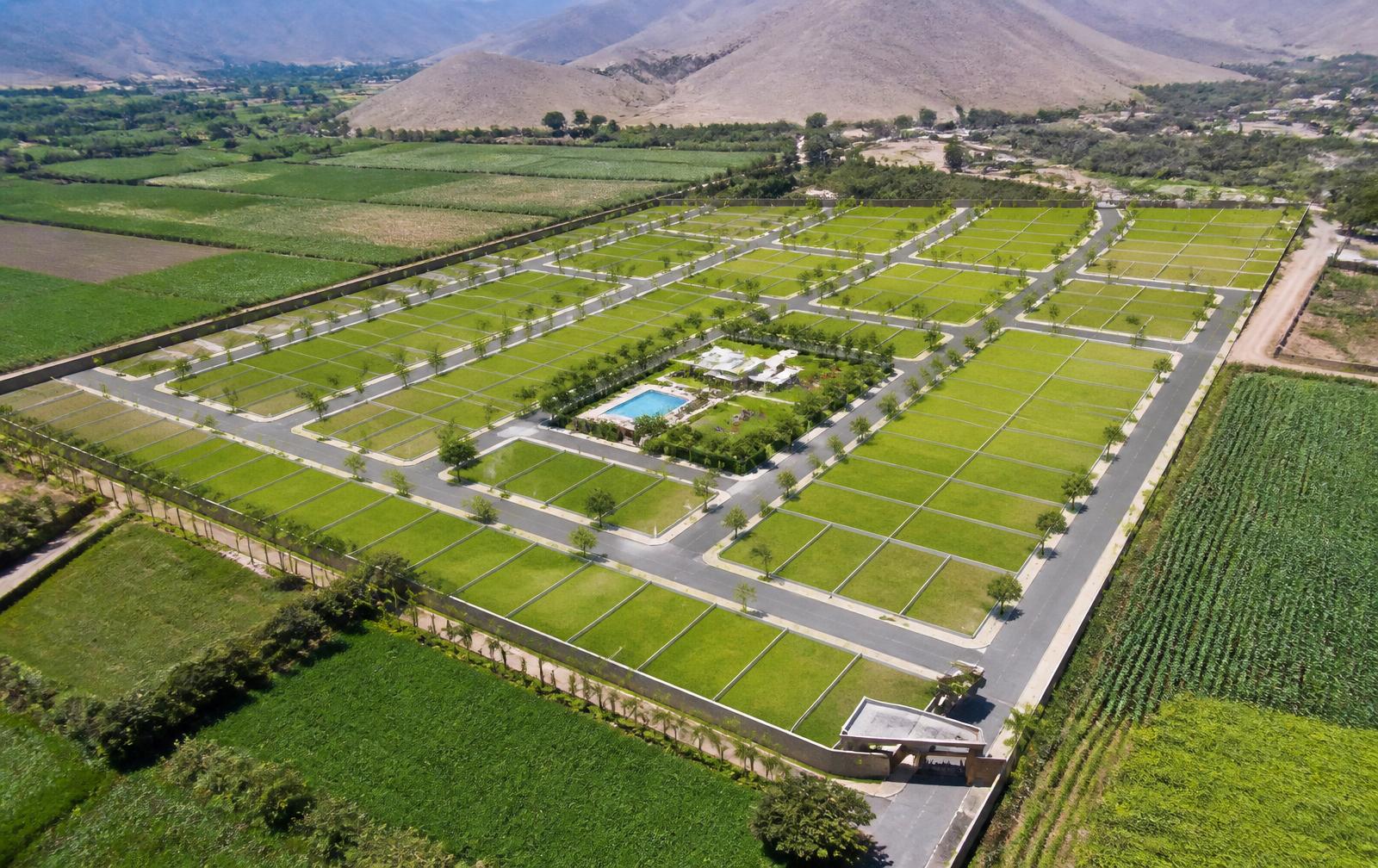 Vista aérea del condominio Isla Bonita con sus lotes, calles internas y áreas comunes