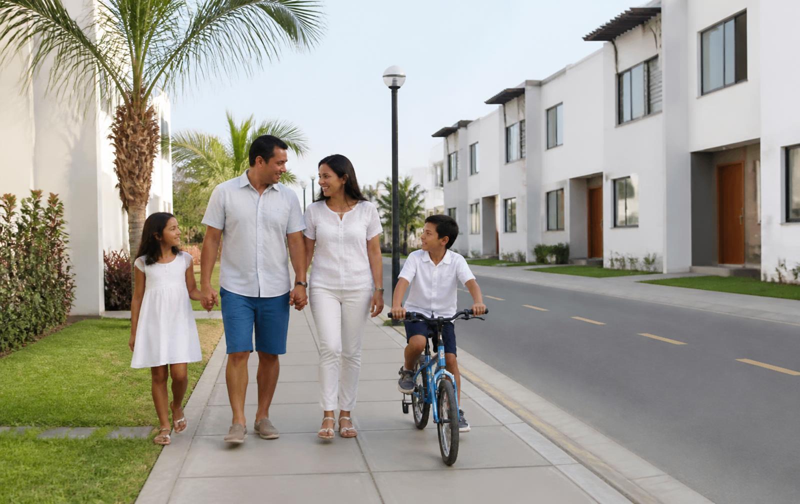 Familia caminando por las veredas interiores del condominio Isla Bonita